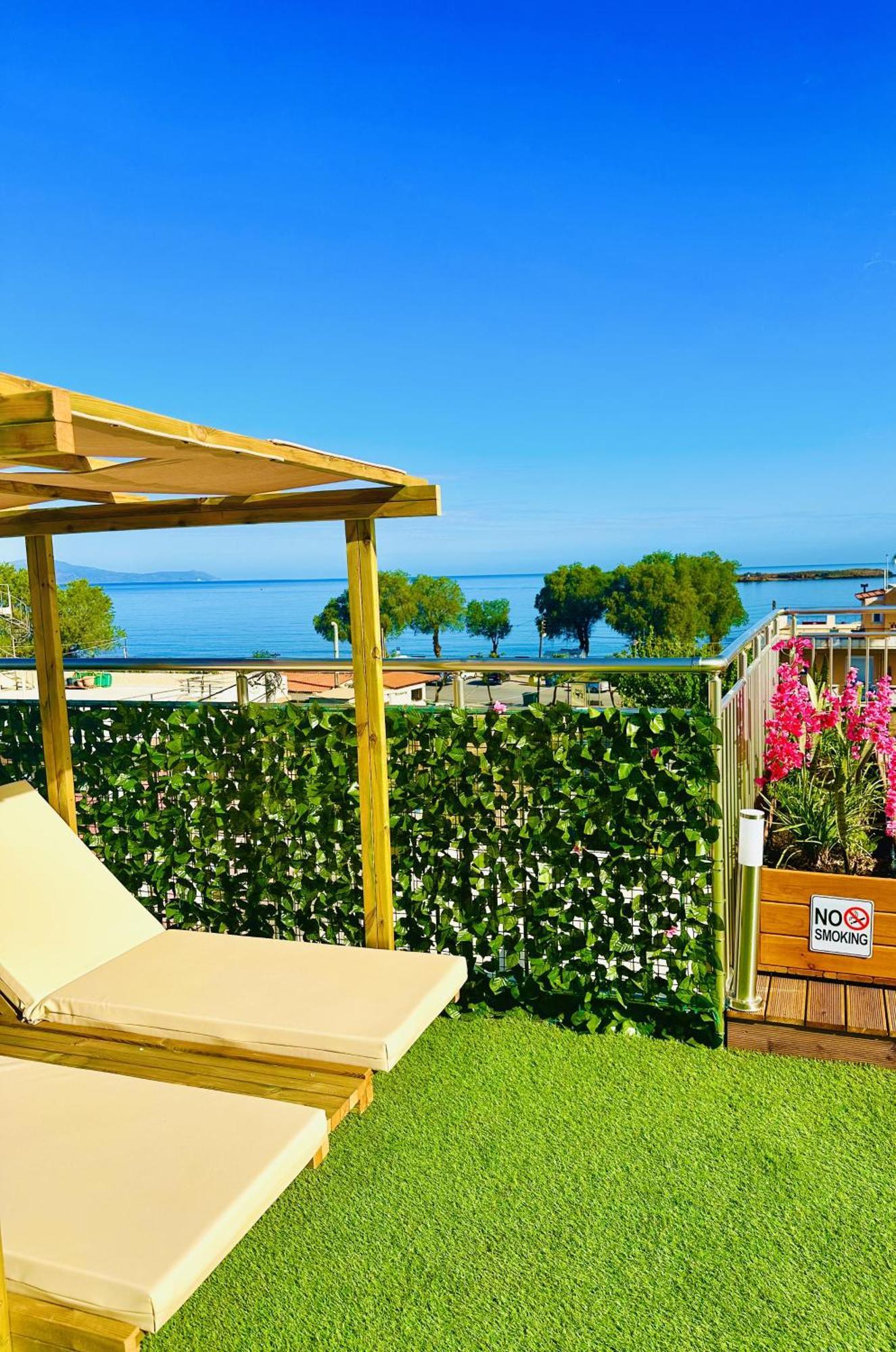 Pearl Seaside Cozy Apartments Chrissi Akti Chania Exterior foto